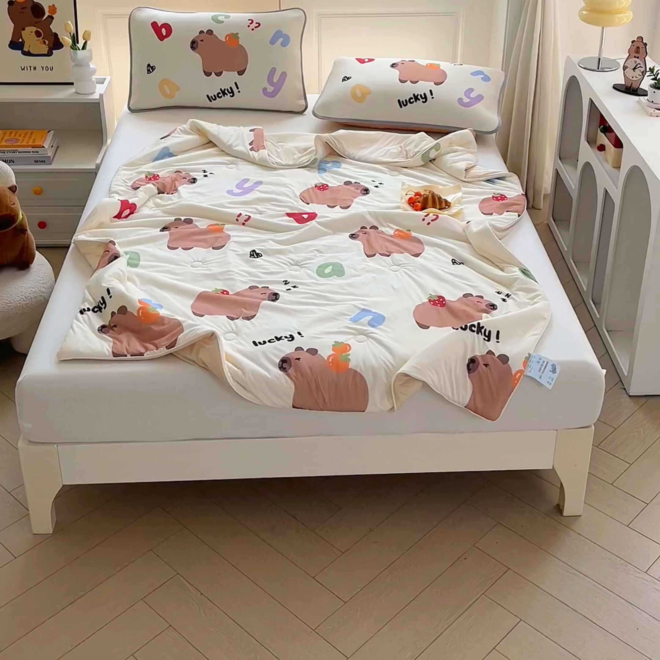 91家纺网 家纺一手货源 找家纺 蘭菲家纺 2025新款凉感丝卡皮巴拉夏被 皮小萌