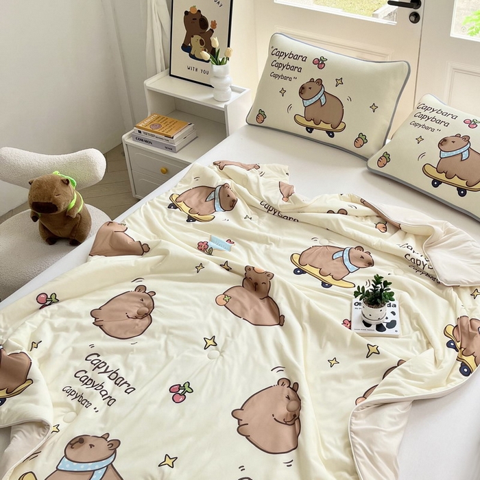 91家纺网 家纺一手货源 找家纺 蘭菲家纺 2025新款凉感丝卡皮巴拉夏被 爱滑板