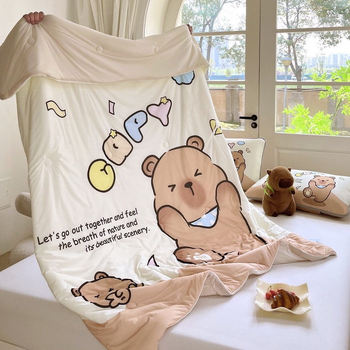 91家纺网 家纺一手货源 找家纺 蘭菲家纺 2025新款凉感丝卡皮巴拉夏被 熊巴拉