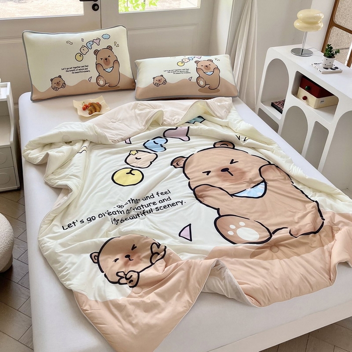 91家纺网 家纺一手货源 找家纺 蘭菲家纺 2025新款凉感丝卡皮巴拉夏被 熊巴拉