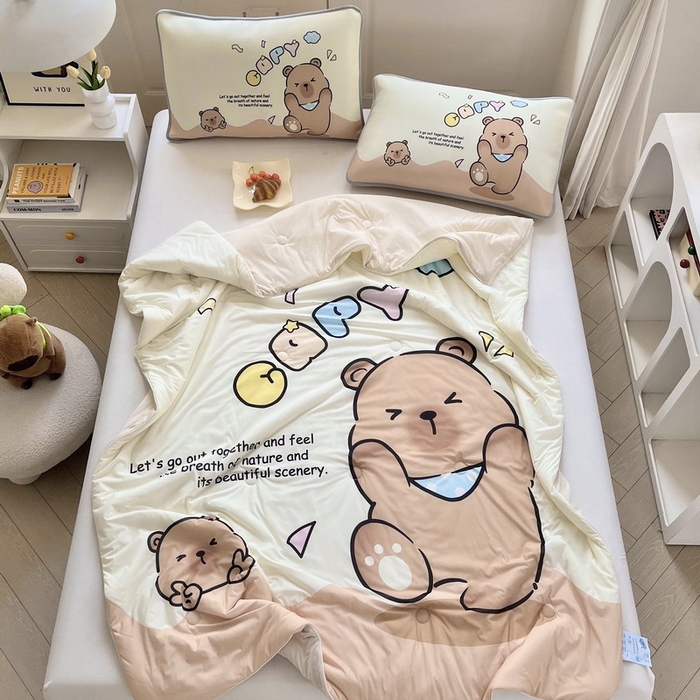 91家纺网 家纺一手货源 找家纺 蘭菲家纺 2025新款凉感丝卡皮巴拉夏被 熊巴拉