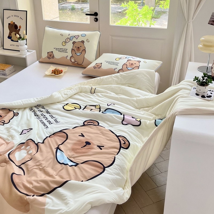 91家纺网 家纺一手货源 找家纺 蘭菲家纺 2025新款凉感丝卡皮巴拉夏被 熊巴拉