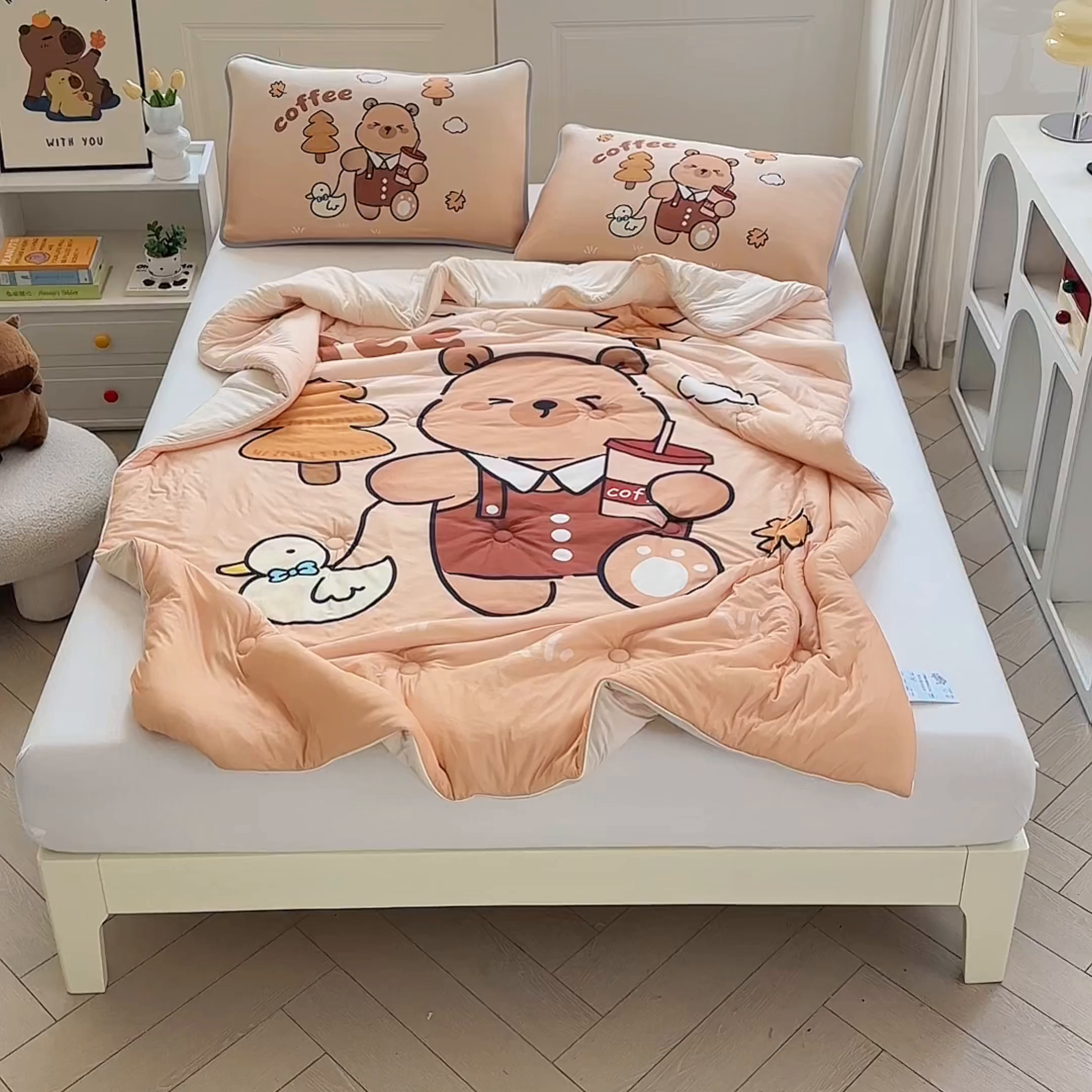 91家纺网 家纺一手货源 找家纺 蘭菲家纺 2025新款凉感丝卡皮巴拉夏被 拉小鸭