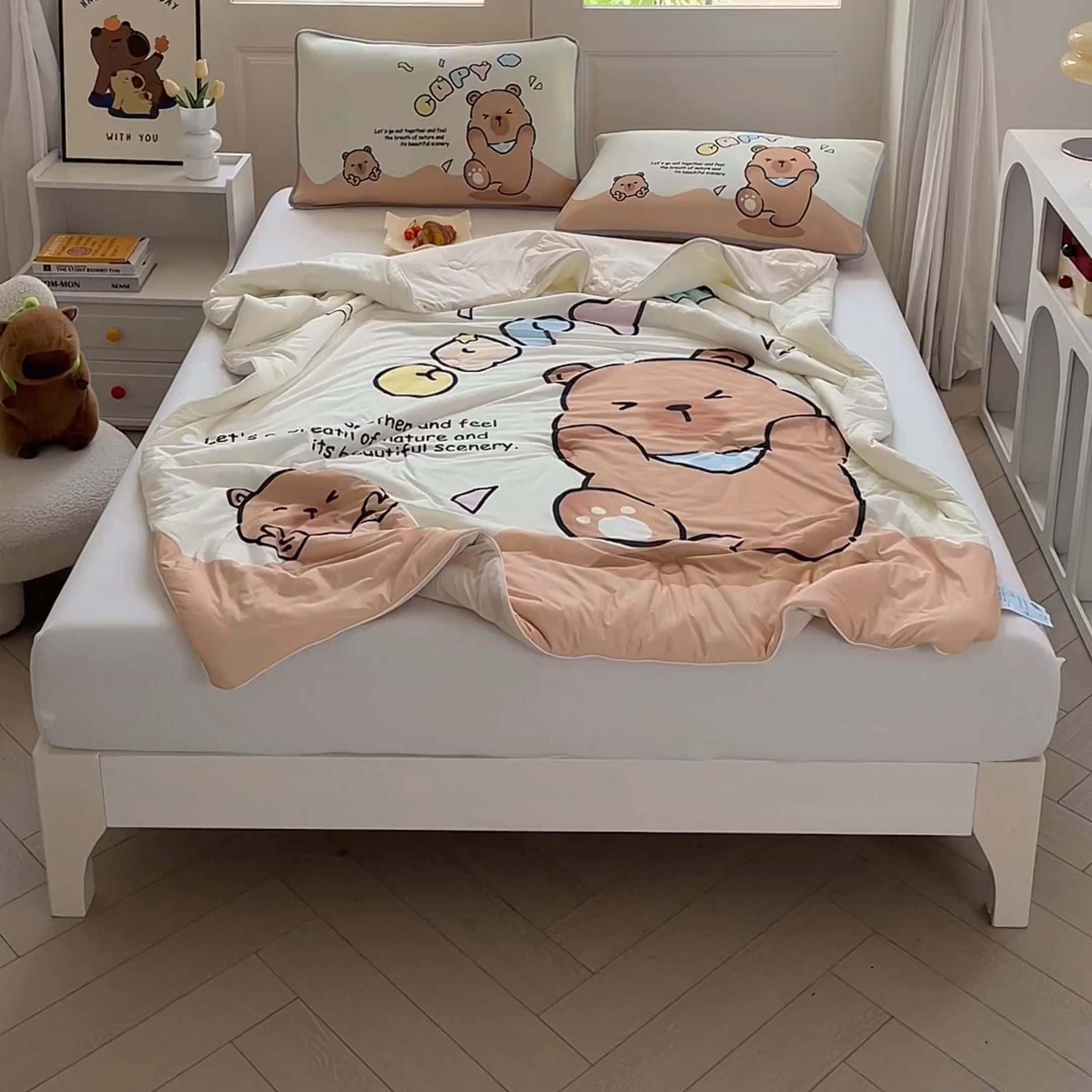 91家纺网 家纺一手货源 找家纺 蘭菲家纺 2025新款凉感丝卡皮巴拉夏被 熊巴拉