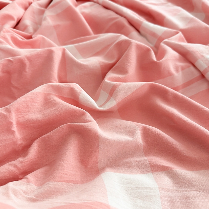 91家纺网 家纺一手货源 找家纺 侯先生家纺 2025新款全棉色织四件套纯棉被套床单四季款格子三件套 布鲁格-粉