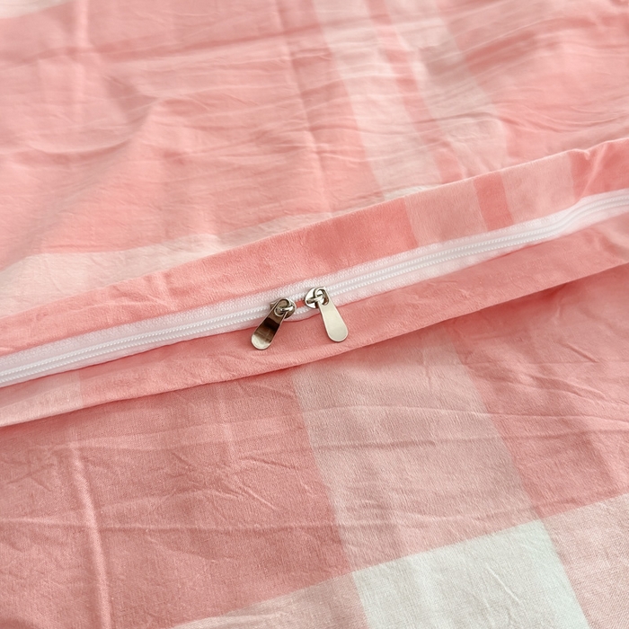 91家纺网 家纺一手货源 找家纺 侯先生家纺 2025新款全棉色织四件套纯棉被套床单四季款格子三件套 布鲁格-粉