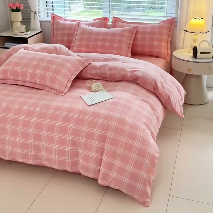 91家纺网 家纺一手货源 找家纺 侯先生家纺 2025新款全棉色织四件套纯棉被套床单四季款格子三件套 布鲁格-粉