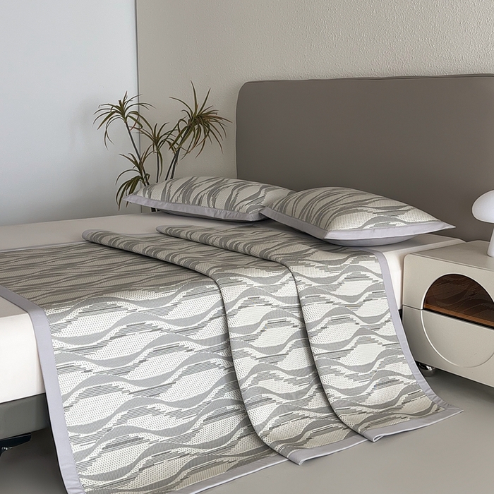 91家纺网 家纺一手货源 找家纺 禧禾 2025新款PE高分子A类泡小豆色织提花提花凉席三件套-诗黛尔 诗黛尔-浅灰