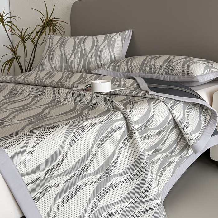 91家纺网 家纺一手货源 找家纺 禧禾 2025新款PE高分子A类泡小豆色织提花提花凉席三件套-诗黛尔 诗黛尔-浅灰