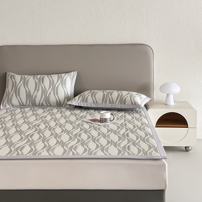 91家纺网 家纺一手货源 找家纺 禧禾 2025新款PE高分子A类泡小豆色织提花提花凉席三件套-诗黛尔 诗黛尔-浅灰