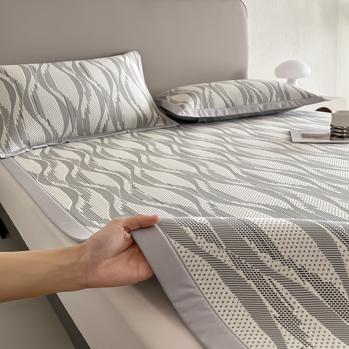 91家纺网 家纺一手货源 找家纺 禧禾 2025新款PE高分子A类泡小豆色织提花提花凉席三件套-诗黛尔 诗黛尔-浅灰