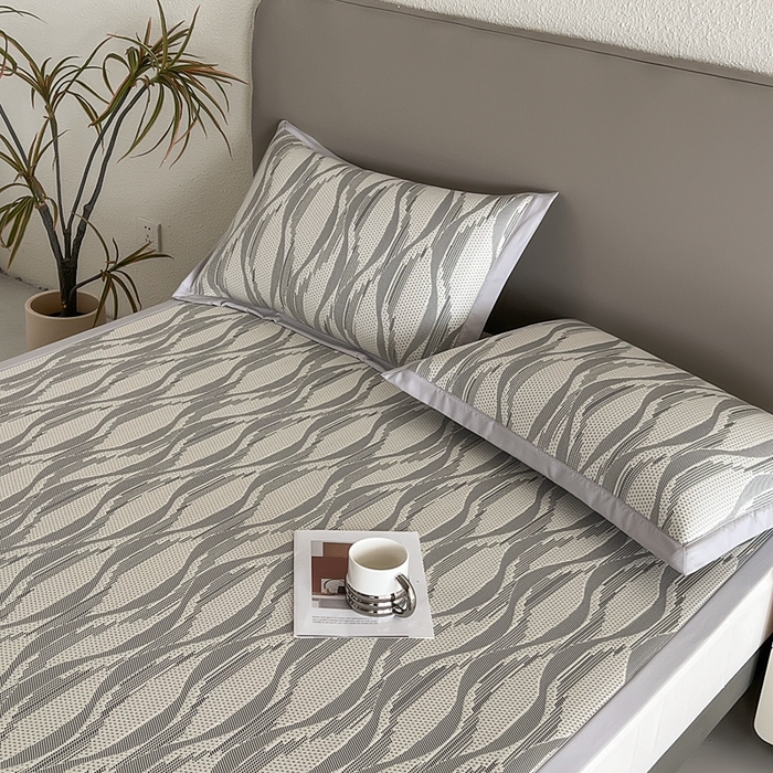 91家纺网 家纺一手货源 找家纺 禧禾 2025新款PE高分子A类泡小豆色织提花提花凉席三件套-诗黛尔 诗黛尔-浅灰