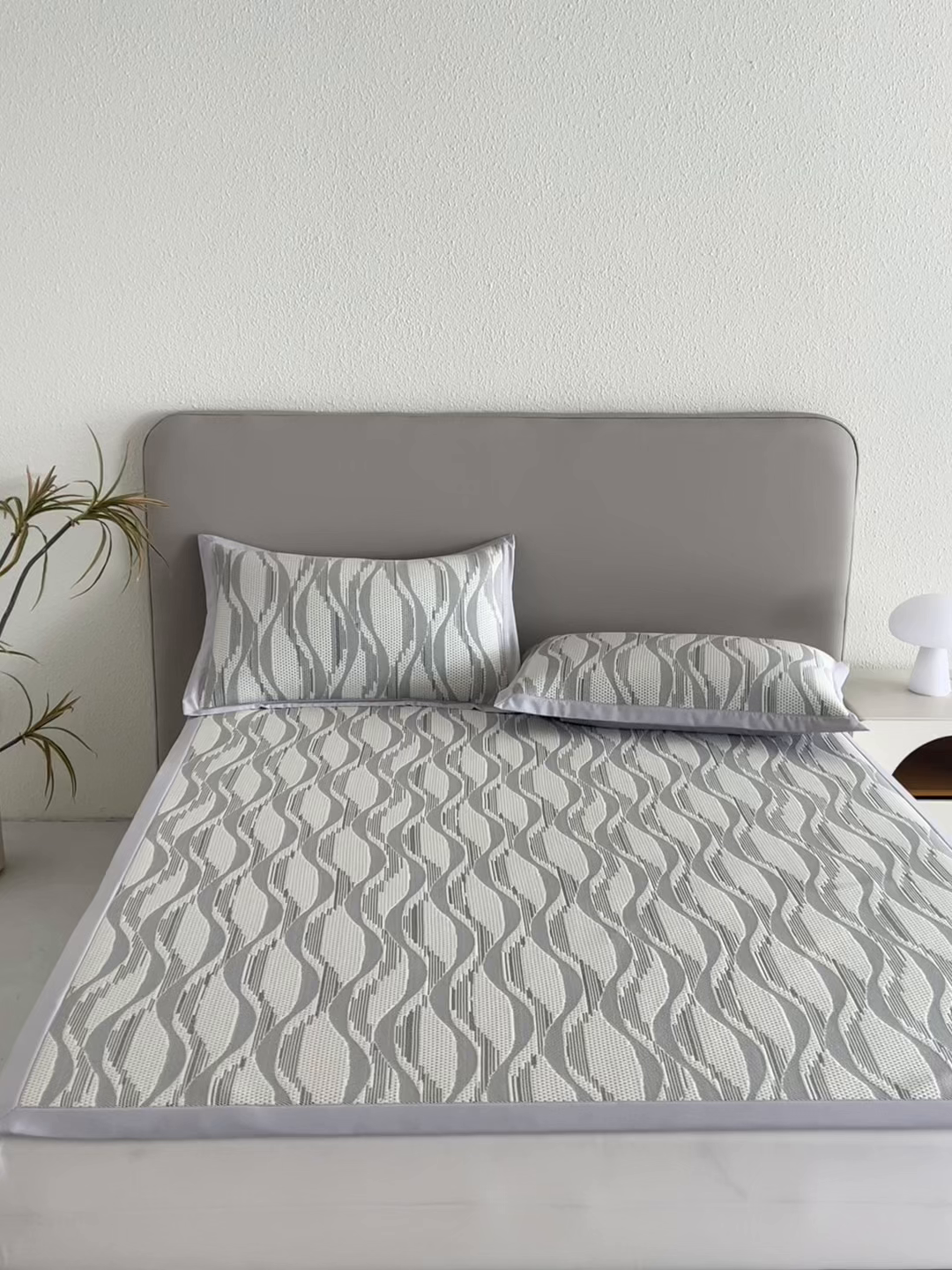 91家纺网 家纺一手货源 找家纺 禧禾 2025新款PE高分子A类泡小豆色织提花提花凉席三件套-诗黛尔 诗黛尔-浅灰