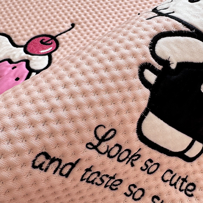 91家纺网 家纺一手货源 找家纺 （总）蓝邻家纺 2025年新款PE提花正版三丽鸥刺绣凉席系列-场景二