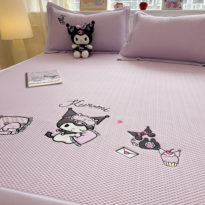 91家纺网 家纺一手货源 找家纺 蓝邻家纺 2025年新款PE提花正版三丽鸥刺绣凉席系列-场景二 抱枕库洛米