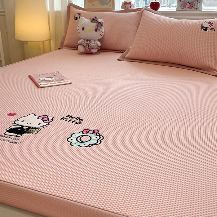 91家纺网 家纺一手货源 找家纺 蓝邻家纺 2025年新款PE提花正版三丽鸥刺绣凉席系列-场景二 魔法凯蒂猫