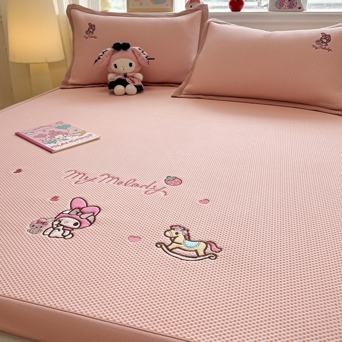 91家纺网 家纺一手货源 找家纺 蓝邻家纺 2025年新款PE提花正版三丽鸥刺绣凉席系列-场景二 木马美乐蒂