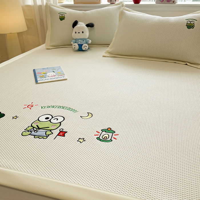 91家纺网 家纺一手货源 找家纺 蓝邻家纺 2025年新款PE提花正版三丽鸥刺绣凉席系列-场景二 三眼仔