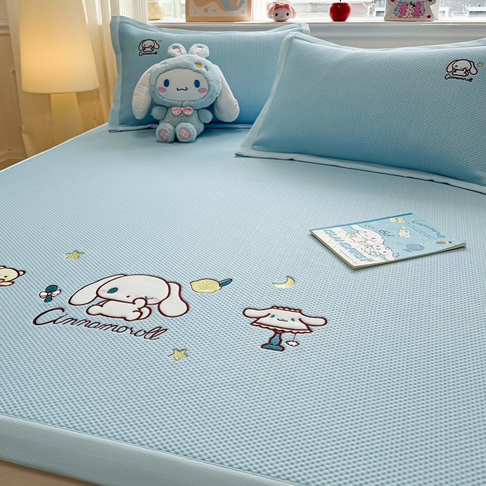 91家纺网 家纺一手货源 找家纺 蓝邻家纺 2025年新款PE提花正版三丽鸥刺绣凉席系列-场景二 熊仔玉桂狗