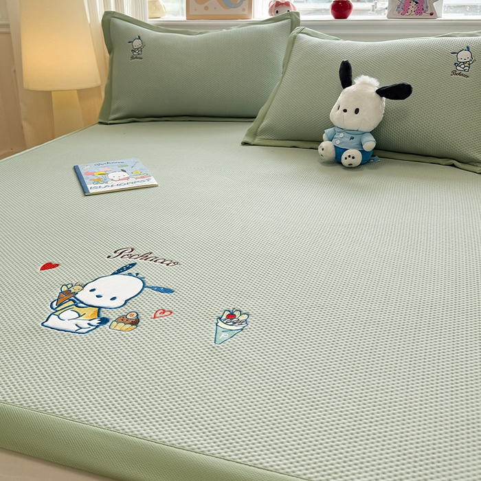 蓝邻家纺 2025年新款PE提花正版三丽鸥刺绣凉席系列-场景二 爱心帕恰狗