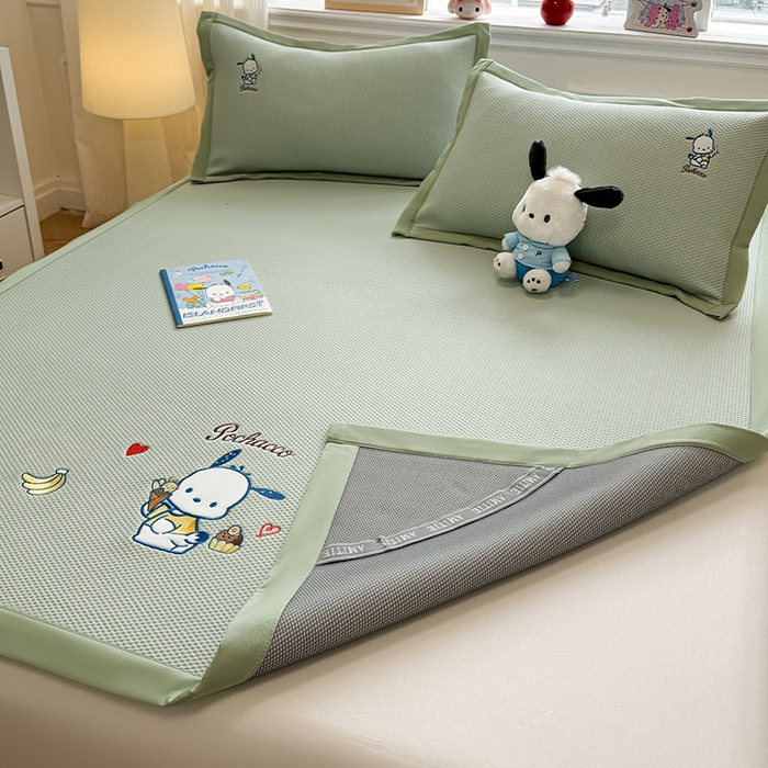 91家纺网 家纺一手货源 找家纺 蓝邻家纺 2025年新款PE提花正版三丽鸥刺绣凉席系列-场景二 爱心帕恰狗