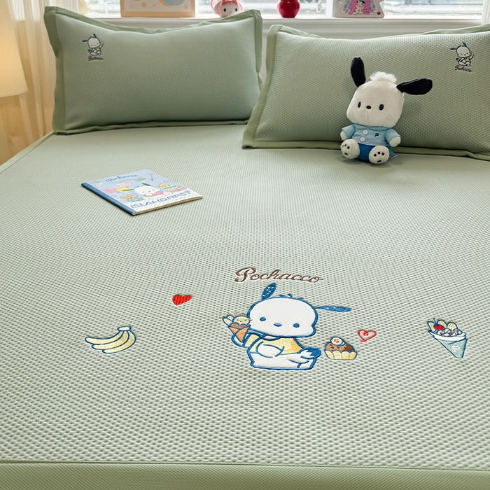 91家纺网 家纺一手货源 找家纺 蓝邻家纺 2025年新款PE提花正版三丽鸥刺绣凉席系列-场景二 爱心帕恰狗