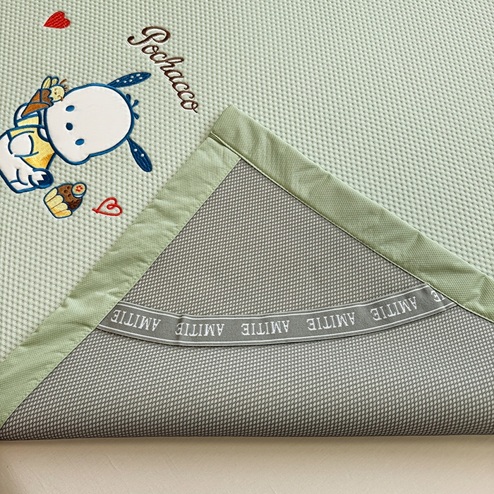 91家纺网 家纺一手货源 找家纺 蓝邻家纺 2025年新款PE提花正版三丽鸥刺绣凉席系列-场景二 爱心帕恰狗