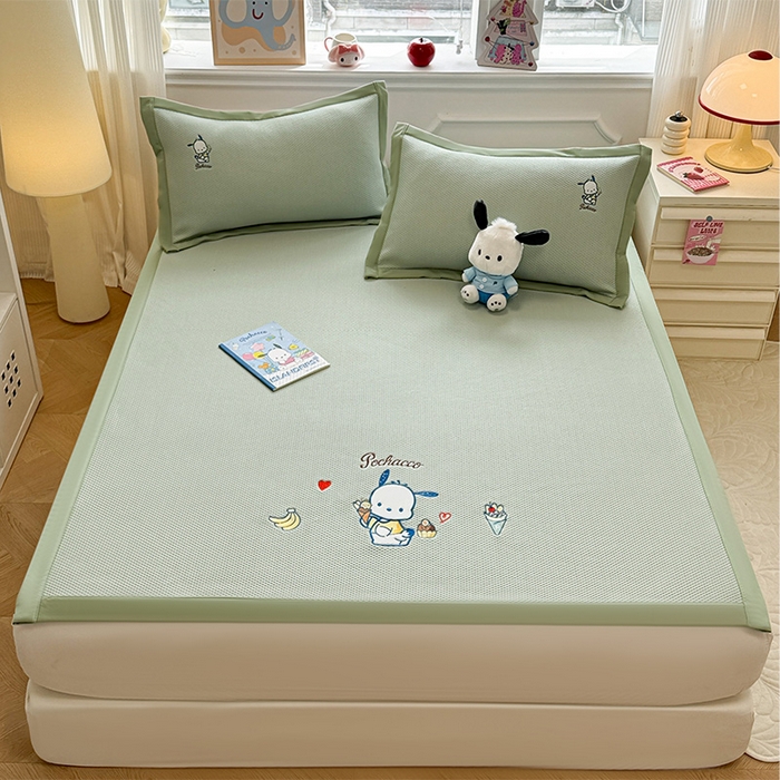 91家纺网 家纺一手货源 找家纺 蓝邻家纺 2025年新款PE提花正版三丽鸥刺绣凉席系列-场景二 爱心帕恰狗