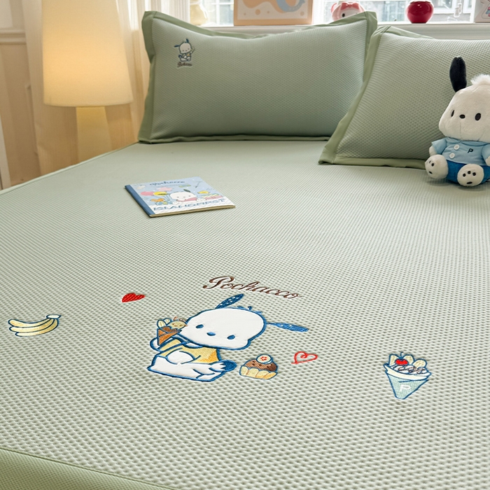 91家纺网 家纺一手货源 找家纺 蓝邻家纺 2025年新款PE提花正版三丽鸥刺绣凉席系列-场景二 爱心帕恰狗