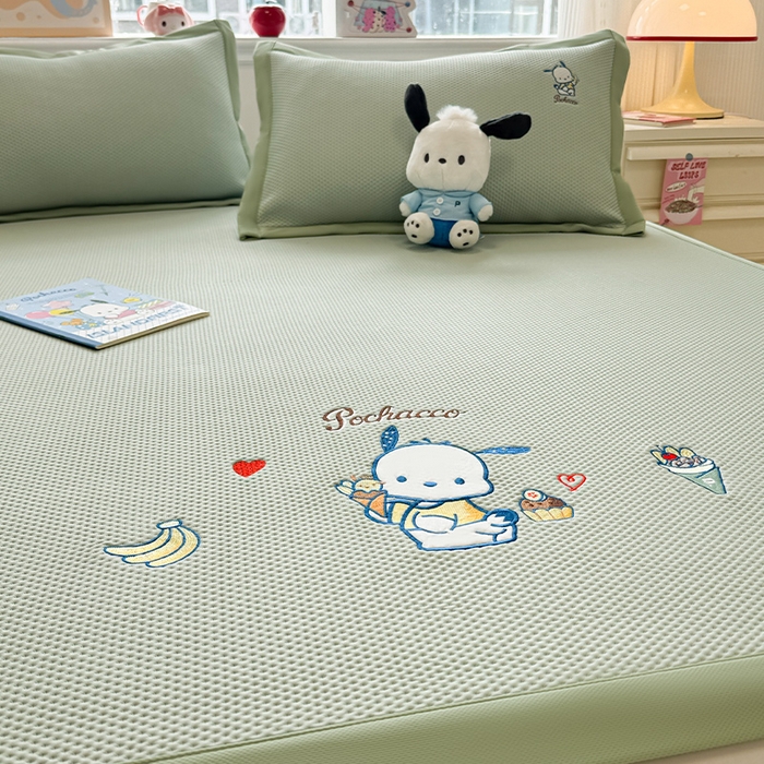 91家纺网 家纺一手货源 找家纺 蓝邻家纺 2025年新款PE提花正版三丽鸥刺绣凉席系列-场景二 爱心帕恰狗