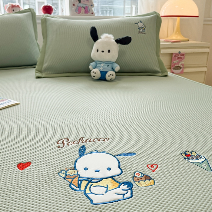 91家纺网 家纺一手货源 找家纺 蓝邻家纺 2025年新款PE提花正版三丽鸥刺绣凉席系列-场景二 爱心帕恰狗