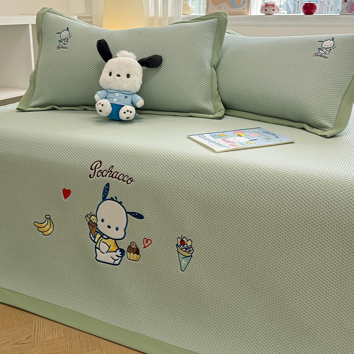 91家纺网 家纺一手货源 找家纺 蓝邻家纺 2025年新款PE提花正版三丽鸥刺绣凉席系列-场景二 爱心帕恰狗