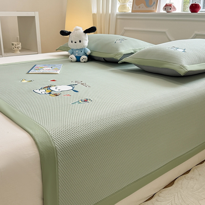 91家纺网 家纺一手货源 找家纺 蓝邻家纺 2025年新款PE提花正版三丽鸥刺绣凉席系列-场景二 爱心帕恰狗