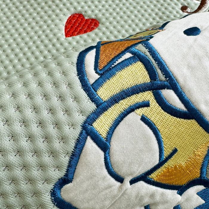 91家纺网 家纺一手货源 找家纺 蓝邻家纺 2025年新款PE提花正版三丽鸥刺绣凉席系列-场景二 爱心帕恰狗