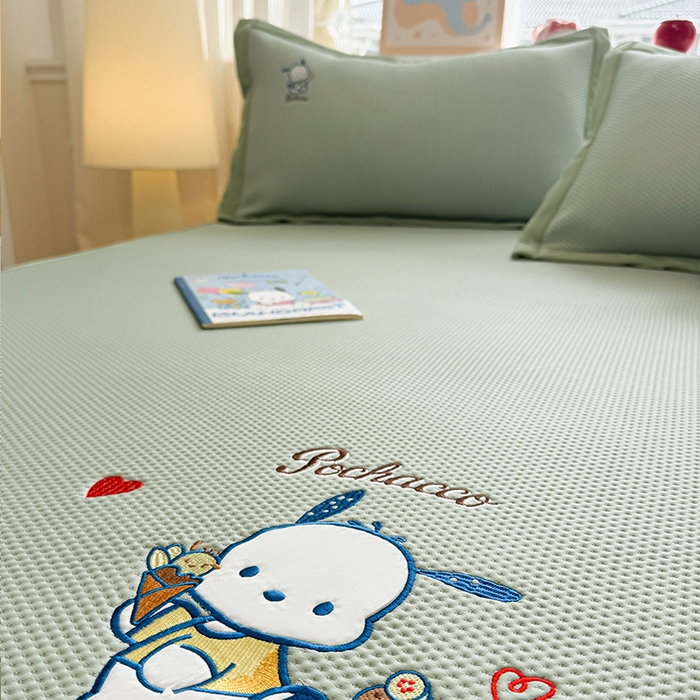 91家纺网 家纺一手货源 找家纺 蓝邻家纺 2025年新款PE提花正版三丽鸥刺绣凉席系列-场景二 爱心帕恰狗