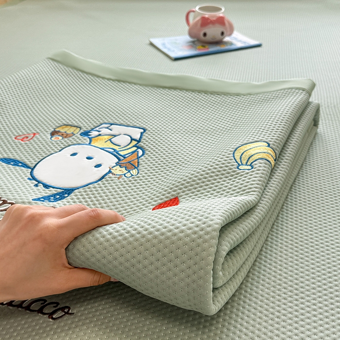 91家纺网 家纺一手货源 找家纺 蓝邻家纺 2025年新款PE提花正版三丽鸥刺绣凉席系列-场景二 爱心帕恰狗