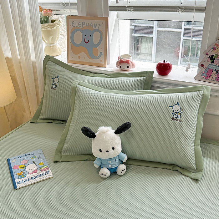 91家纺网 家纺一手货源 找家纺 蓝邻家纺 2025年新款PE提花正版三丽鸥刺绣凉席系列-场景二 爱心帕恰狗