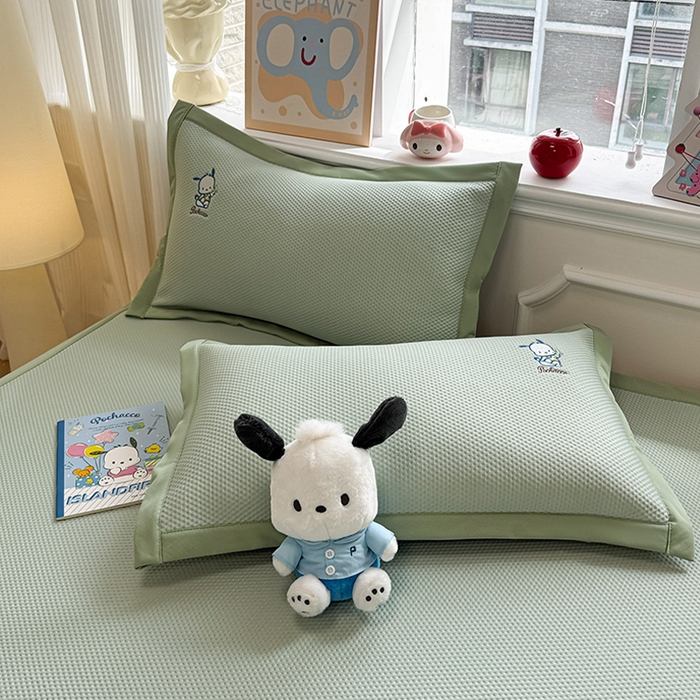 91家纺网 家纺一手货源 找家纺 蓝邻家纺 2025年新款PE提花正版三丽鸥刺绣凉席系列-场景二 爱心帕恰狗