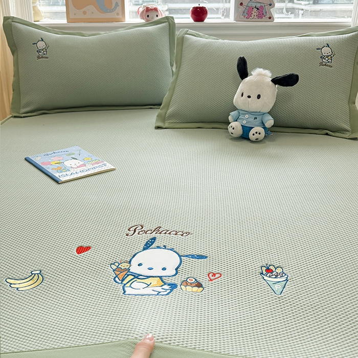 91家纺网 家纺一手货源 找家纺 蓝邻家纺 2025年新款PE提花正版三丽鸥刺绣凉席系列-场景二 爱心帕恰狗