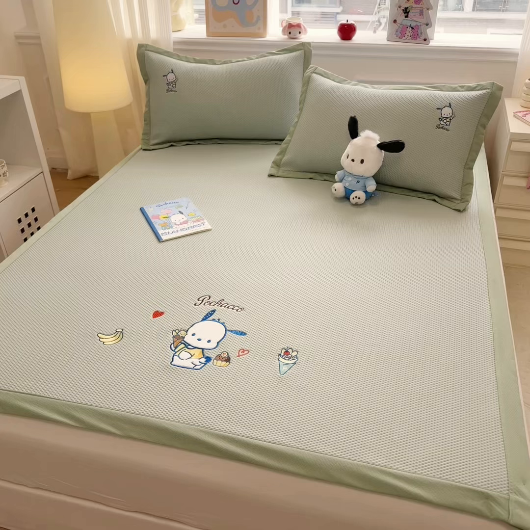 91家纺网 家纺一手货源 找家纺 蓝邻家纺 2025年新款PE提花正版三丽鸥刺绣凉席系列-场景二 爱心帕恰狗