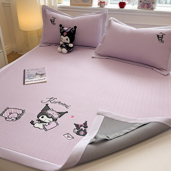 91家纺网 家纺一手货源 找家纺 蓝邻家纺 2025年新款PE提花正版三丽鸥刺绣凉席系列-场景二 抱枕库洛米