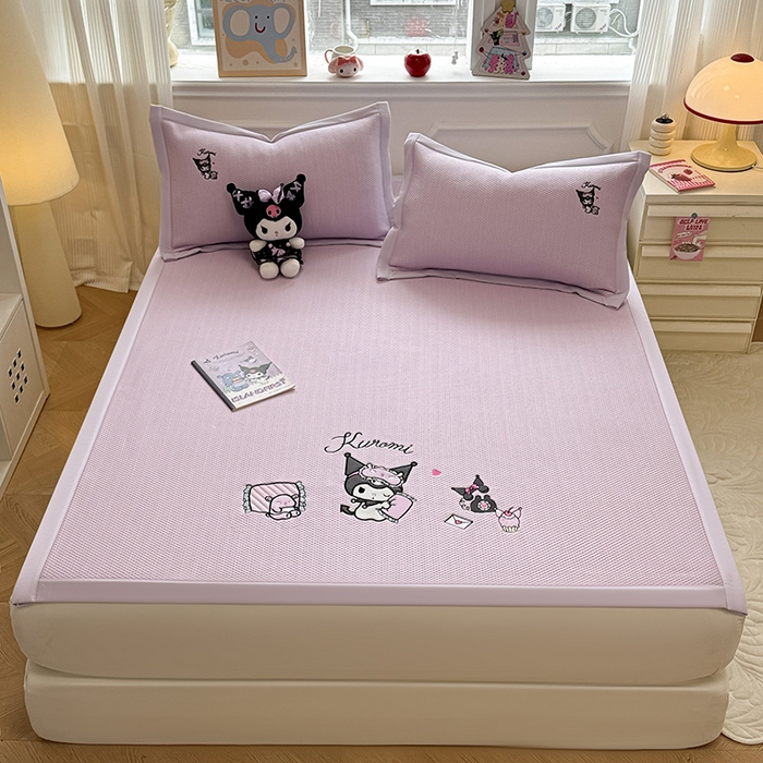 91家纺网 家纺一手货源 找家纺 蓝邻家纺 2025年新款PE提花正版三丽鸥刺绣凉席系列-场景二 抱枕库洛米