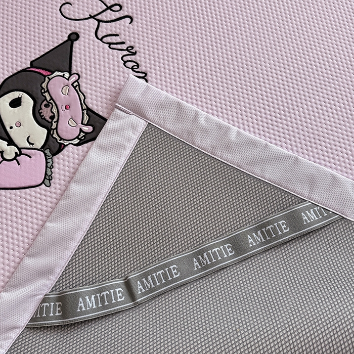 91家纺网 家纺一手货源 找家纺 蓝邻家纺 2025年新款PE提花正版三丽鸥刺绣凉席系列-场景二 抱枕库洛米