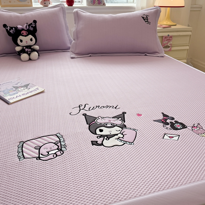 91家纺网 家纺一手货源 找家纺 蓝邻家纺 2025年新款PE提花正版三丽鸥刺绣凉席系列-场景二 抱枕库洛米