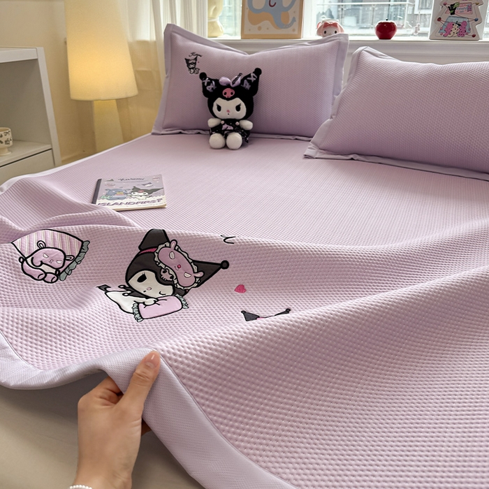 91家纺网 家纺一手货源 找家纺 蓝邻家纺 2025年新款PE提花正版三丽鸥刺绣凉席系列-场景二 抱枕库洛米