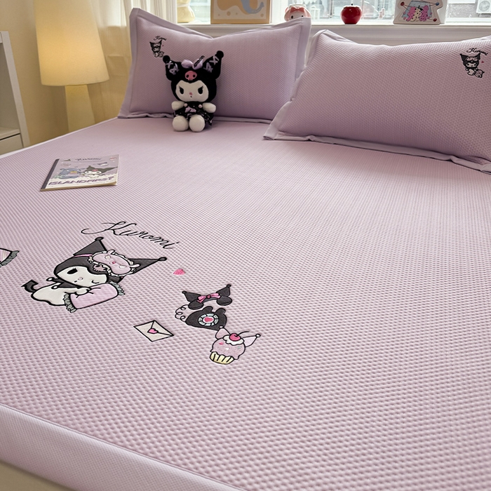 91家纺网 家纺一手货源 找家纺 蓝邻家纺 2025年新款PE提花正版三丽鸥刺绣凉席系列-场景二 抱枕库洛米