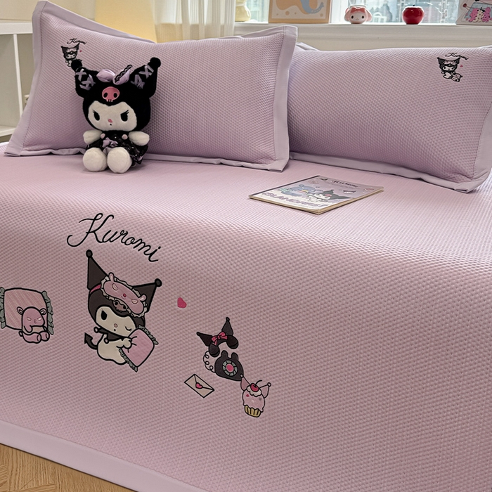 91家纺网 家纺一手货源 找家纺 蓝邻家纺 2025年新款PE提花正版三丽鸥刺绣凉席系列-场景二 抱枕库洛米