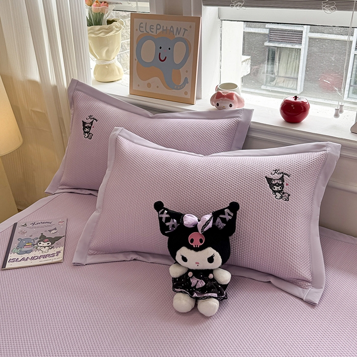 91家纺网 家纺一手货源 找家纺 蓝邻家纺 2025年新款PE提花正版三丽鸥刺绣凉席系列-场景二 抱枕库洛米