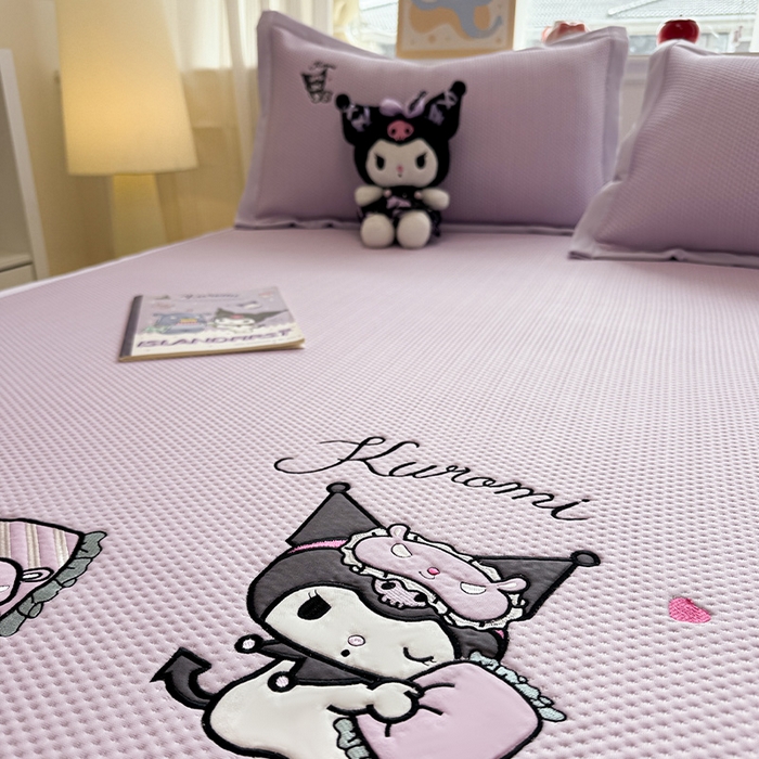 91家纺网 家纺一手货源 找家纺 蓝邻家纺 2025年新款PE提花正版三丽鸥刺绣凉席系列-场景二 抱枕库洛米