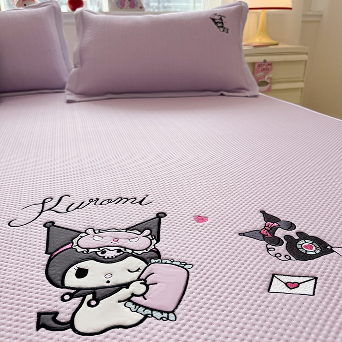 91家纺网 家纺一手货源 找家纺 蓝邻家纺 2025年新款PE提花正版三丽鸥刺绣凉席系列-场景二 抱枕库洛米